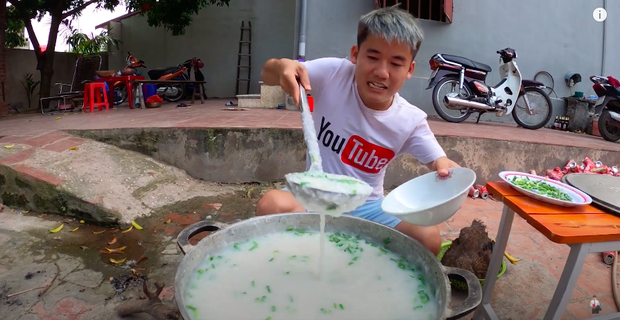 Con trai Bà Tân Vlog bị dân mạng chỉ trích gay gắt khi nấu cháo với gà còn nguyên lông: Vừa mất vệ sinh lại còn phí phạm thức ăn - Ảnh 4. Con trai Bà Tân Vlog bị dân mạng chỉ trích gay gắt khi nấu cháo với gà còn nguyên lông: Vừa mất vệ sinh lại còn phí phạm thức ăn - Ảnh 4.