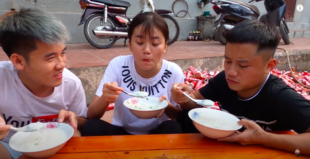 Con trai Bà Tân Vlog bị dân mạng chỉ trích gay gắt khi nấu cháo với gà còn nguyên lông: Vừa mất vệ sinh lại còn phí phạm thức ăn - Ảnh 6. Con trai Bà Tân Vlog bị dân mạng chỉ trích gay gắt khi nấu cháo với gà còn nguyên lông: Vừa mất vệ sinh lại còn phí phạm thức ăn - Ảnh 6.