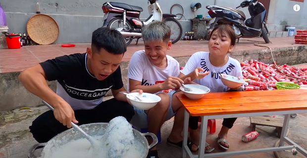 Con trai Bà Tân Vlog bị dân mạng chỉ trích gay gắt khi nấu cháo với gà còn nguyên lông: Vừa mất vệ sinh lại còn phí phạm thức ăn - Ảnh 7. Con trai Bà Tân Vlog bị dân mạng chỉ trích gay gắt khi nấu cháo với gà còn nguyên lông: Vừa mất vệ sinh lại còn phí phạm thức ăn - Ảnh 7.