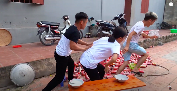 Con trai Bà Tân Vlog bị dân mạng chỉ trích gay gắt khi nấu cháo với gà còn nguyên lông: Vừa mất vệ sinh lại còn phí phạm thức ăn - Ảnh 9. Con trai Bà Tân Vlog bị dân mạng chỉ trích gay gắt khi nấu cháo với gà còn nguyên lông: Vừa mất vệ sinh lại còn phí phạm thức ăn - Ảnh 9.