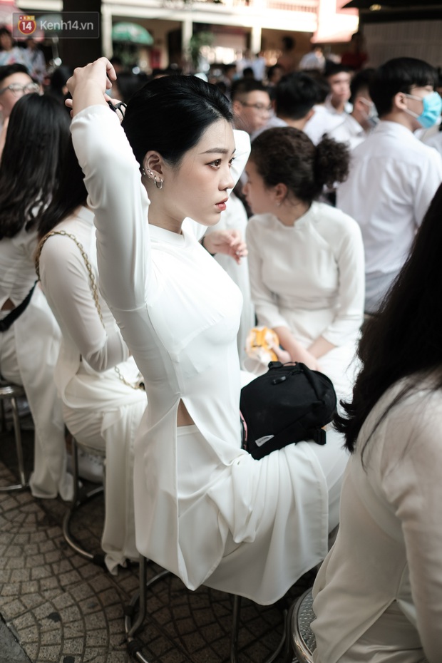 Lại có dịp để ngắm gái xinh trường Trần Phú, đeo khẩu trang vẫn ngời ngời khí chất - mở ra một chút là rụng tim luôn! - Ảnh 2.