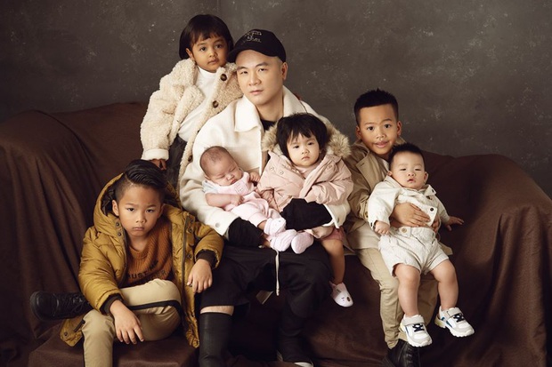 Làm con nuôi của Đỗ Mạnh Cường thích thật, mới 4 tuổi đã được bố tặng túi Chanel đắt giá, sinh nhật được tổ chức hẳn ngoài biển! - Ảnh 1.