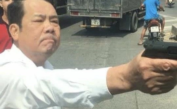 Giám đốc rút súng dọa tài xế ở Bắc Ninh: Họ vượt phải, tôi nhắc còn định rút dao đâm - Ảnh 1.