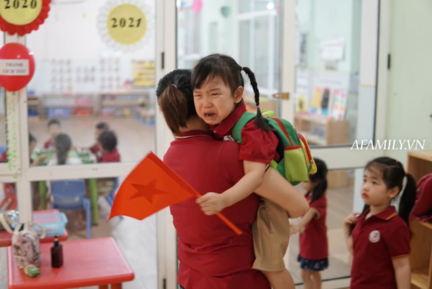 Loạt ảnh không thể bỏ qua ngày khai giảng: Học sinh mầm non cưng muốn xỉu, vừa đến trường đã gào khóc đòi về - Ảnh 12. Loạt ảnh không thể bỏ qua ngày khai giảng: Học sinh mầm non cưng muốn xỉu, vừa đến trường đã gào khóc đòi về - Ảnh 12.