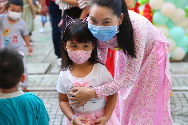 Loạt ảnh không thể bỏ qua ngày khai giảng: Học sinh mầm non cưng muốn xỉu, vừa đến trường đã gào khóc đòi về - Ảnh 8.