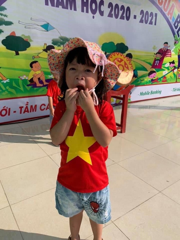 Loạt ảnh không thể bỏ qua ngày khai giảng: Học sinh mầm non cưng muốn xỉu, vừa đến trường đã gào khóc đòi về - Ảnh 9. Loạt ảnh không thể bỏ qua ngày khai giảng: Học sinh mầm non cưng muốn xỉu, vừa đến trường đã gào khóc đòi về - Ảnh 9.