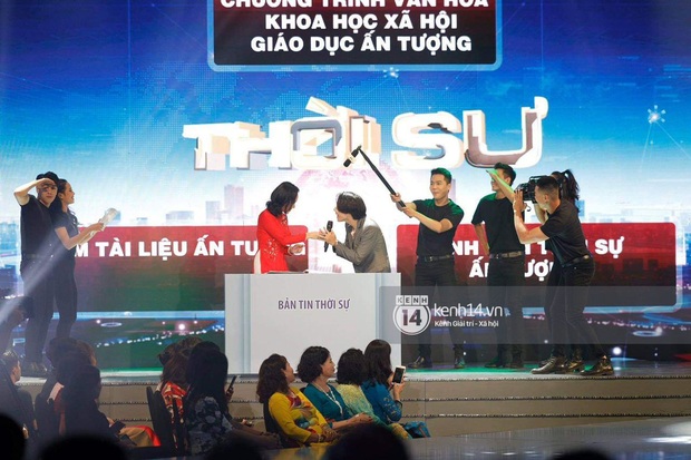 Sân khấu bất ngờ nhất VTV Awards tối nay: Trọng Thắng (Ngọt) góp giọng cùng MC Ai Là Triệu Phú và cả dàn BTV VTV - Ảnh 4.