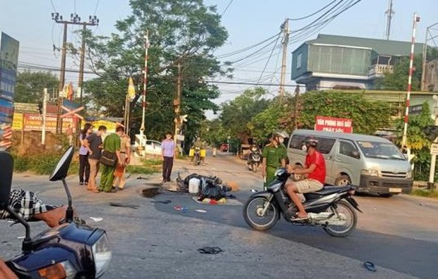 Hà Nội: Công an truy tìm tài xế ô tô gây tai nạn bỏ trốn, kêu gọi người dân cung cấp camera hành trình - Ảnh 1. Hà Nội: Công an truy tìm tài xế ô tô gây tai nạn bỏ trốn, kêu gọi người dân cung cấp camera hành trình - Ảnh 1.