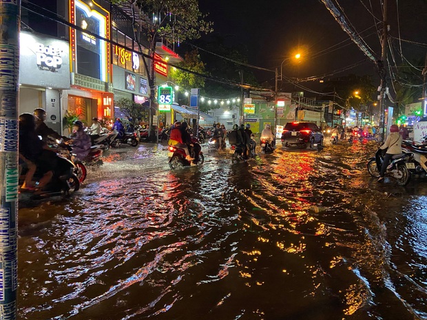 Ảnh: Nước chảy ào ào như thác từ ngoài đường vào, nhà dân ngập nặng sau cơn mưa lớn ở Sài Gòn - Ảnh 3.