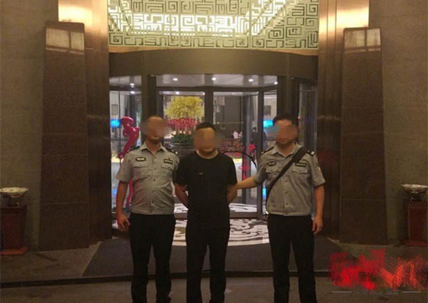 Vượt ngục 18 năm vẫn ngựa quen đường cũ, bậc thầy đổi tên nhiều lần để hành nghề lừa đảo, lấy nhiều vợ và có hơn 115.000 người hâm mộ - Ảnh 1.