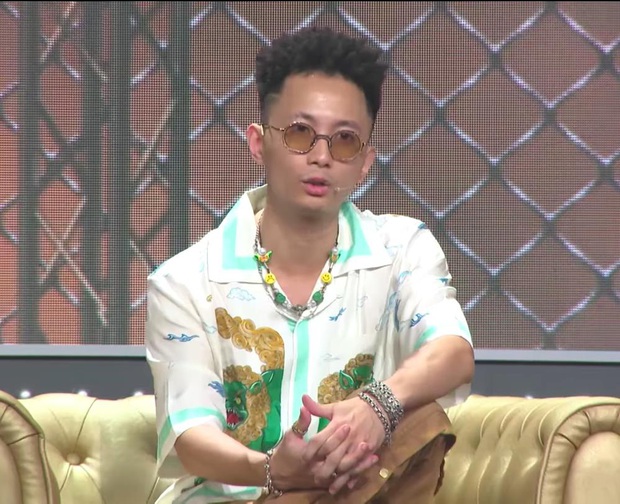 Rap Việt: Nhặt khăn trong lúc biểu diễn, người quen của Binz bị đánh giá thiếu chuyên nghiệp - Ảnh 3. Rap Việt: Nhặt khăn trong lúc biểu diễn, người quen của Binz bị đánh giá thiếu chuyên nghiệp - Ảnh 3.