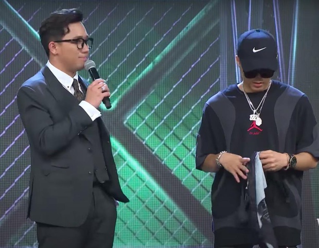 Rap Việt: Nhặt khăn trong lúc biểu diễn, người quen của Binz bị đánh giá thiếu chuyên nghiệp - Ảnh 4. Rap Việt: Nhặt khăn trong lúc biểu diễn, người quen của Binz bị đánh giá thiếu chuyên nghiệp - Ảnh 4.