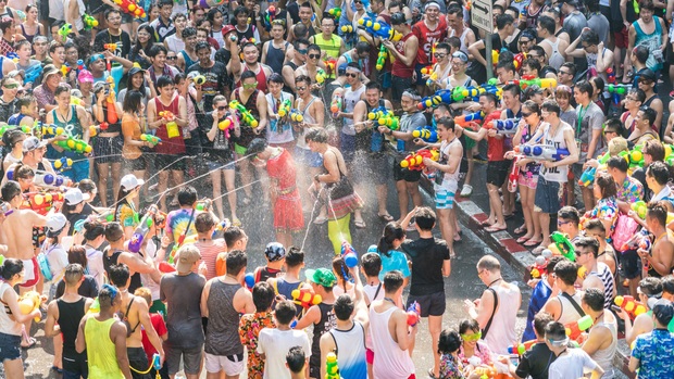 Mùa Songkran lạ lùng nhất Thái Lan: Lùi lịch tận 5 tháng, chờ mãi chẳng thấy ai đi qua để tạt nước - Ảnh 1.