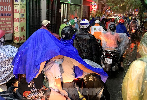 Ngày đầu tuần mưa lớn, nhiều tuyến phố Hà Nội ùn tắc dài - Ảnh 1.