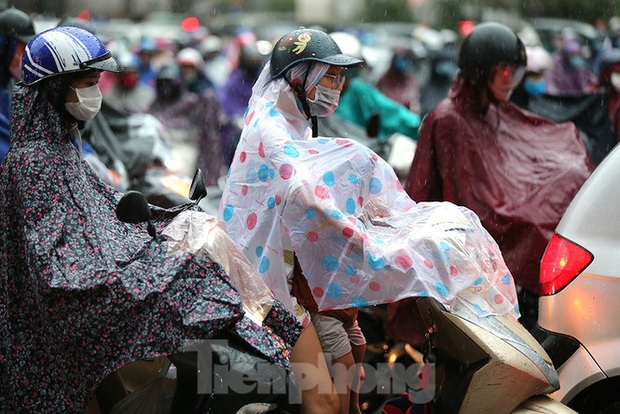 Ngày đầu tuần mưa lớn, nhiều tuyến phố Hà Nội ùn tắc dài - Ảnh 2.