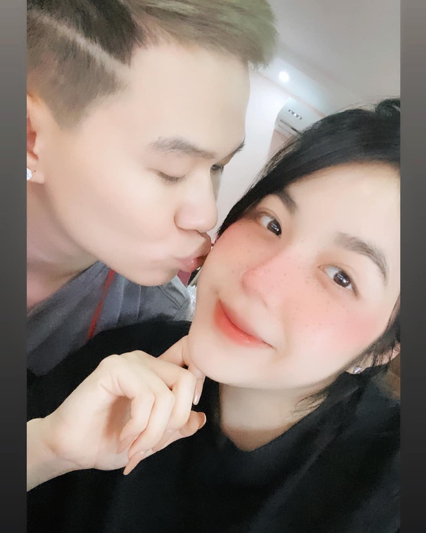 Soi profile hot girl bánh tráng đánh gục trái tim Rambo Cao Lãnh, lớn hơn 2 tuổi, rất trẻ trung nhưng cũng cực kỳ quyến rũ - Ảnh 1.