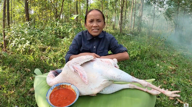 Dùng tay trần sờ vào đồ ăn nhưng lần này Bà Tân Vlog nhanh chóng giải thích lý do trước khi cư dân mạng kịp ý kiến - Ảnh 1.
