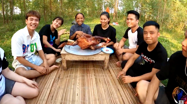 Dùng tay trần sờ vào đồ ăn nhưng lần này Bà Tân Vlog nhanh chóng giải thích lý do trước khi cư dân mạng kịp ý kiến - Ảnh 7.