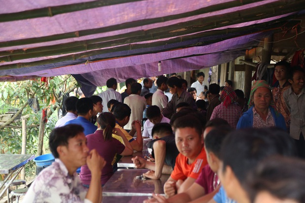 Parents crying, choking, unsettled at the funeral of their 6-year-old daughter who was crushed by the school door: Unexpectedly, instant noodles cooked with eggs would be her last meal - Photo 2.