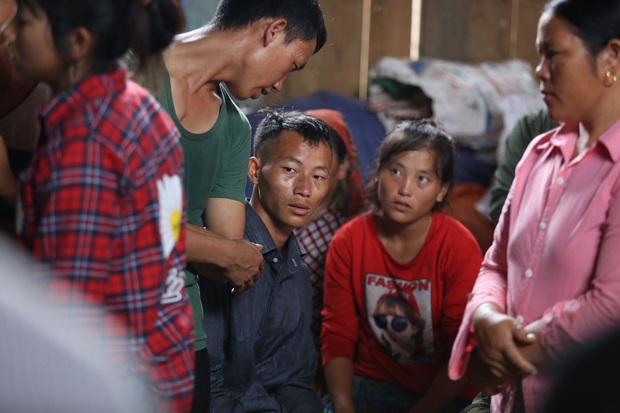 Parents crying, choking, unsettled at the funeral of their 6-year-old daughter who was crushed by the school door: Unexpectedly, instant noodles cooked with eggs would be her last meal - Photo 4.