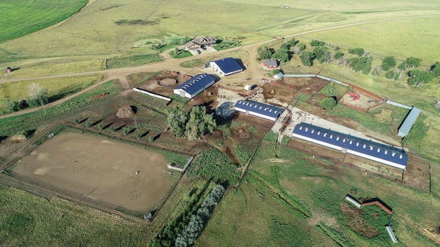 10 năm sau cú đổi đời với tấm vé số trúng độc đắc gần 5.400 tỷ đồng, chàng cao bồi đẹp trai đã có cuộc sống gây ngỡ ngàng - Ảnh 3.