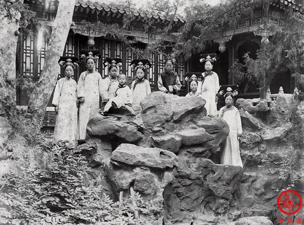 Loạt ảnh cũ về hậu cung của Hoàng đế Quang Tự triều nhà Thanh: Hoàng hậu lưng gù, phi tần có vóc dáng mũm mĩm - Ảnh 5. Loạt ảnh cũ về hậu cung của Hoàng đế Quang Tự triều nhà Thanh: Hoàng hậu lưng gù, phi tần có vóc dáng mũm mĩm - Ảnh 5.