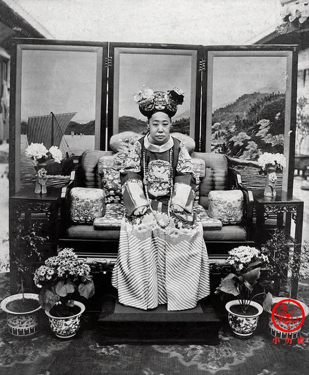 Loạt ảnh cũ về hậu cung của Hoàng đế Quang Tự triều nhà Thanh: Hoàng hậu lưng gù, phi tần có vóc dáng mũm mĩm - Ảnh 6. Loạt ảnh cũ về hậu cung của Hoàng đế Quang Tự triều nhà Thanh: Hoàng hậu lưng gù, phi tần có vóc dáng mũm mĩm - Ảnh 6.