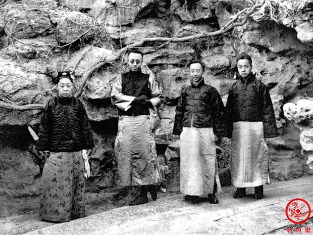Loạt ảnh cũ về hậu cung của Hoàng đế Quang Tự triều nhà Thanh: Hoàng hậu lưng gù, phi tần có vóc dáng mũm mĩm - Ảnh 8. Loạt ảnh cũ về hậu cung của Hoàng đế Quang Tự triều nhà Thanh: Hoàng hậu lưng gù, phi tần có vóc dáng mũm mĩm - Ảnh 8.