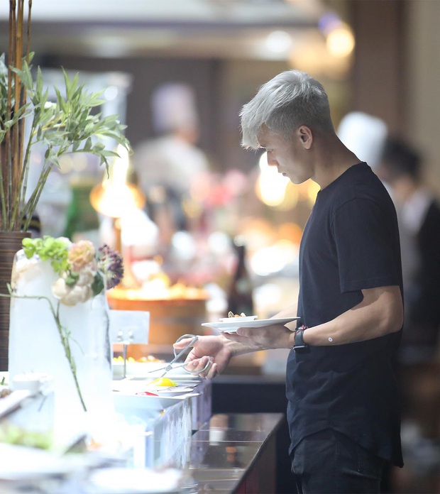 Bùi Tiến Dũng kết kiểu tóc Cornrow cực cá tính của đồng đội, đánh tiếng về màn lột xác độc lạ?  - Ảnh 2.