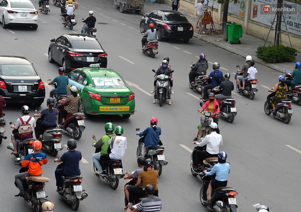 Ảnh: Hà Nội trở lại những ngày ùn tắc từ ngõ ra đường lớn sau khi học sinh sinh viên tựu trường, người dân mệt nhoài vào mỗi giờ cao điểm - Ảnh 16. Ảnh: Hà Nội trở lại những ngày ùn tắc từ ngõ ra đường lớn sau khi học sinh sinh viên tựu trường, người dân mệt nhoài vào mỗi giờ cao điểm - Ảnh 16.