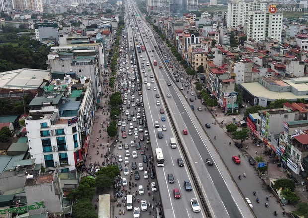 Ảnh: Hà Nội trở lại những ngày ùn tắc từ ngõ ra đường lớn sau khi học sinh sinh viên tựu trường, người dân mệt nhoài vào mỗi giờ cao điểm - Ảnh 11.