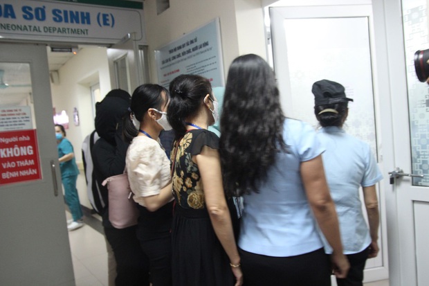 Hà Nội: Mẹ đẻ và khá đông người thân đã đến bệnh viện để đón nhận cháu bé bị bỏ rơi trong khe tường - Ảnh 2.