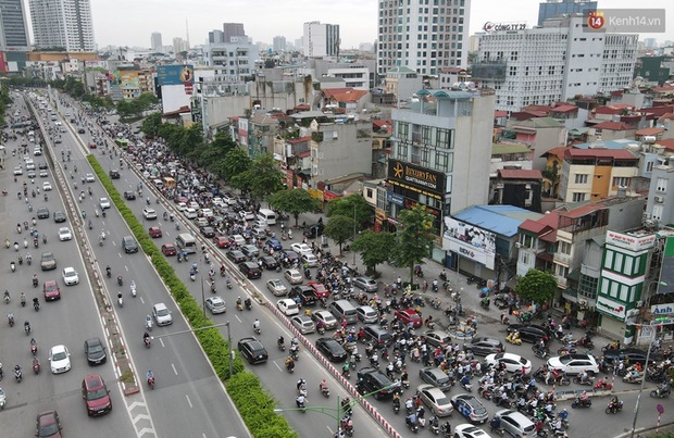 Ảnh: Hà Nội trở lại những ngày ùn tắc từ ngõ ra đường lớn sau khi học sinh sinh viên tựu trường, người dân mệt nhoài vào mỗi giờ cao điểm - Ảnh 5.