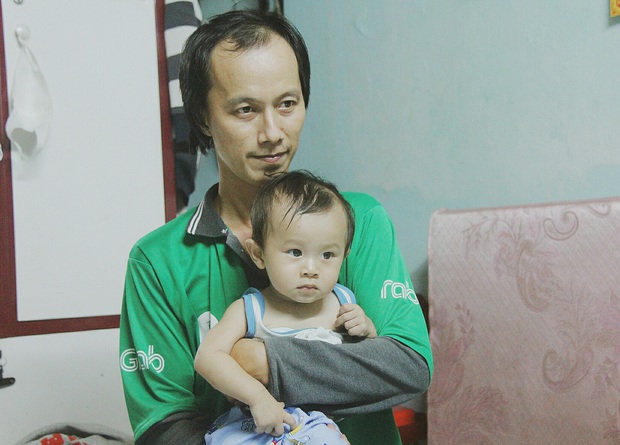 Gặp người cha địu bé trai 9 tháng tuổi chạy xe ôm ở Sài Gòn: Mình có lỗi với con, thấy con đi nắng mà xót lắm - Ảnh 2. Gặp người cha địu bé trai 9 tháng tuổi chạy xe ôm ở Sài Gòn: Mình có lỗi với con, thấy con đi nắng mà xót lắm - Ảnh 2.
