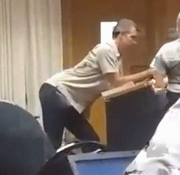 Những dáng đứng bất hủ của giáo viên khi quá nhập tâm vào bài giảng và quên mất cả thế giới đang nhìn mình - Ảnh 15.