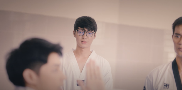 Noo Phước Thịnh vừa khoá môi Thu Anh, vừa có cảnh đam mỹ, MV cài cắm quá nhiều plot twist gây khó hiểu - Ảnh 6.