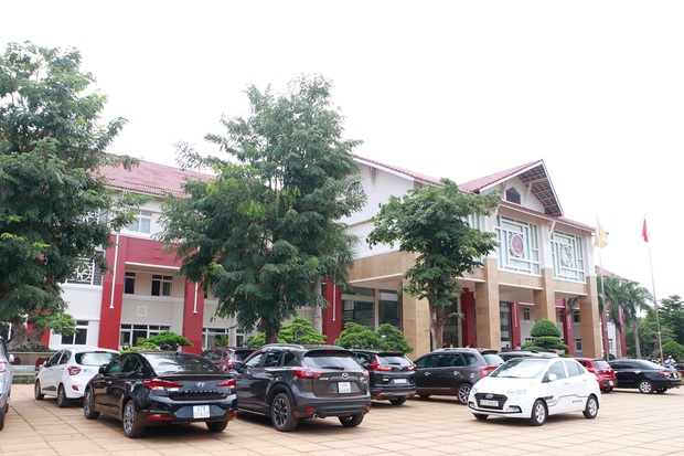 Xôn xao dàn xế khủng tiền tỷ trong buổi họp phụ huynh đầu năm ở Buôn Ma Thuột - Ảnh 1. Xôn xao dàn xế khủng tiền tỷ trong buổi họp phụ huynh đầu năm ở Buôn Ma Thuột - Ảnh 1.