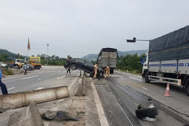 Xe Camry nát đầu, long bánh vì tránh... đàn bò - Ảnh 2.