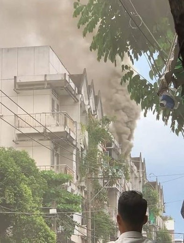 Căn hộ chung cư ở Sài Gòn bốc cháy ngùn ngụt, cư dân tháo chạy trong hoảng loạn  - Ảnh 1.