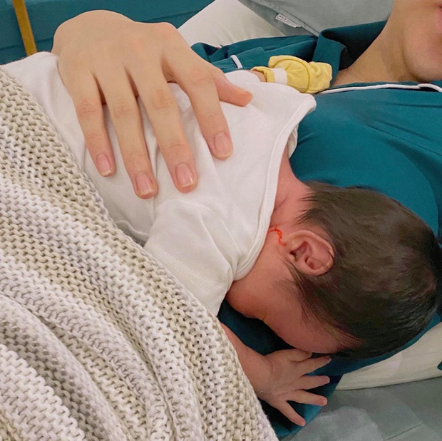 Đàm Thu Trang công khai hình ảnh của con gái: Mới hơn 1 tháng đã trộm vía tay chân mũm mĩm cực đáng yêu - Ảnh 3. Đàm Thu Trang công khai hình ảnh của con gái: Mới hơn 1 tháng đã trộm vía tay chân mũm mĩm cực đáng yêu - Ảnh 3.
