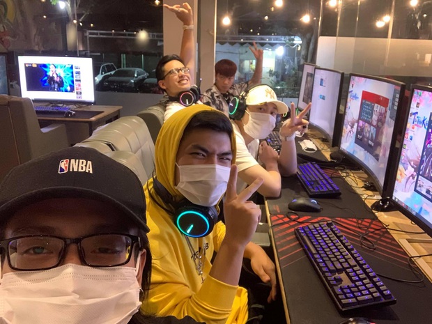 Karik cùng team Rap Việt phá đảo LMHT, múa Yasuo dẻo như kẹo kéo, không thua gì các boy one champ - Ảnh 1.