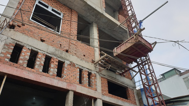 TP.HCM: Sập giàn giáo công trình xây dựng nhà ở, 3 người rơi từ tầng cao xuống đất - Ảnh 1. TP.HCM: Sập giàn giáo công trình xây dựng nhà ở, 3 người rơi từ tầng cao xuống đất - Ảnh 1.