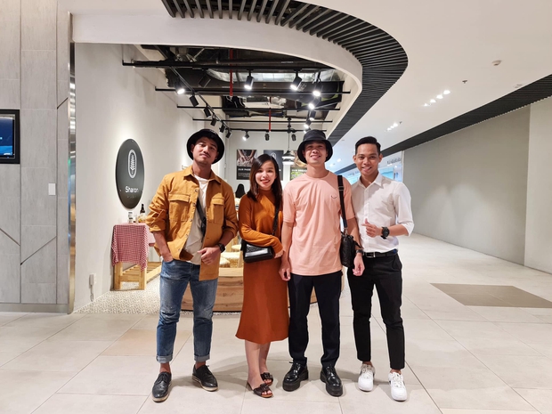 Lộ ảnh Công Phượng tươi cười bên Viên Minh ngay sát ngày cưới, nhan sắc cô dâu gây chú ý - Ảnh 1. Lộ ảnh Công Phượng tươi cười bên Viên Minh ngay sát ngày cưới, nhan sắc cô dâu gây chú ý - Ảnh 1.