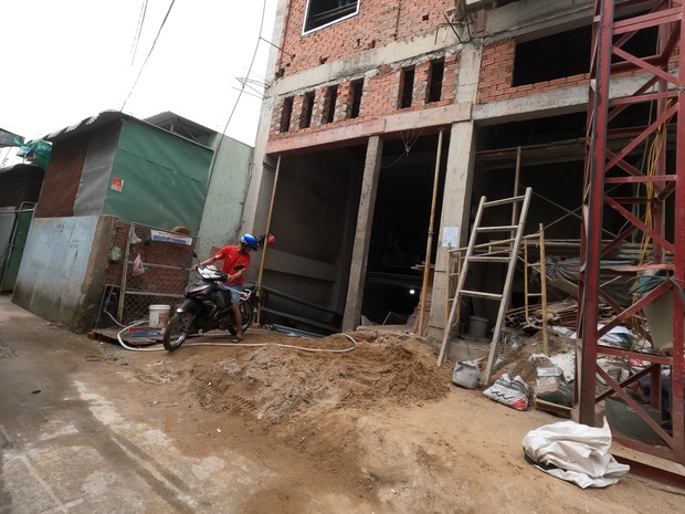 TP.HCM: Sập giàn giáo công trình xây dựng nhà ở, 3 người rơi từ tầng cao xuống đất - Ảnh 2. TP.HCM: Sập giàn giáo công trình xây dựng nhà ở, 3 người rơi từ tầng cao xuống đất - Ảnh 2.