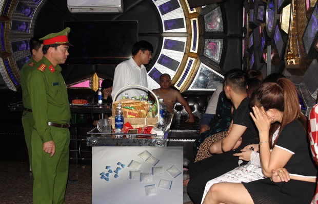Hà Nam: Bắt giữ 17 “dân chơi” nam nữ trẻ tuổi dương tính với ma tuý trong quán karaoke Tokyo - Ảnh 1. Hà Nam: Bắt giữ 17 “dân chơi” nam nữ trẻ tuổi dương tính với ma tuý trong quán karaoke Tokyo - Ảnh 1.