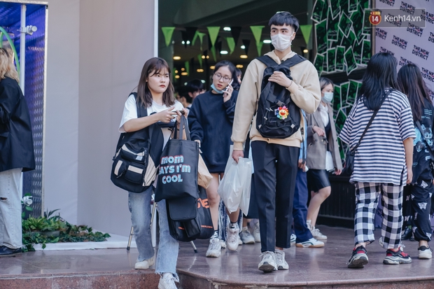 Trai xinh gái đẹp Hà thành ùn ùn đổ về The New District: Lúc đi hết mình, lúc về hết... tiền nhưng vui - Ảnh 8.