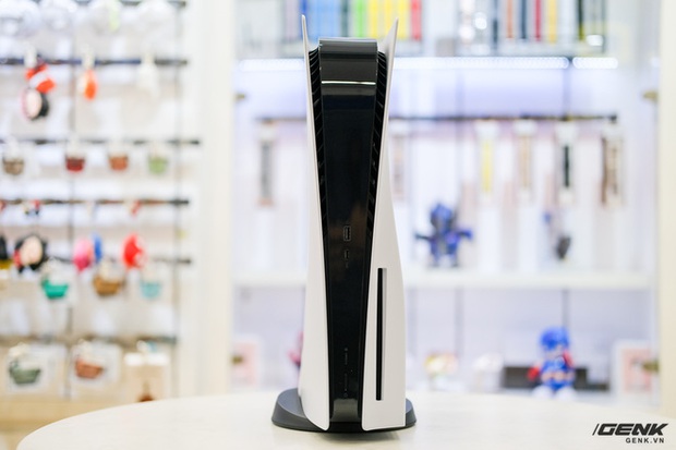 Cận cảnh PlayStation 5 đầu tiên vừa về Việt Nam, giá 34,5 triệu đồng - Ảnh 2. Cận cảnh PlayStation 5 đầu tiên vừa về Việt Nam, giá 34,5 triệu đồng - Ảnh 2.