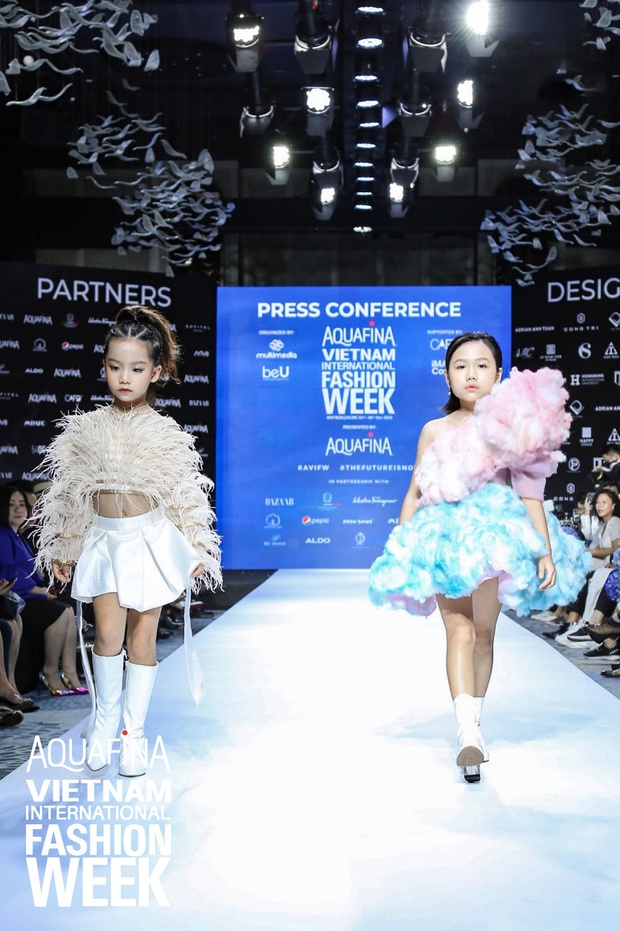 Họp báo Aquafina Tuần lễ thời trang Quốc tế Việt Nam: Phương Mai khoe vòng 1 thách thức, hé lộ mẫu thiết kế trong BST mở màn đến từ NTK Công Trí - Ảnh 11. Họp báo Aquafina Tuần lễ thời trang Quốc tế Việt Nam: Phương Mai khoe vòng 1 thách thức, hé lộ mẫu thiết kế trong BST mở màn đến từ NTK Công Trí - Ảnh 11.