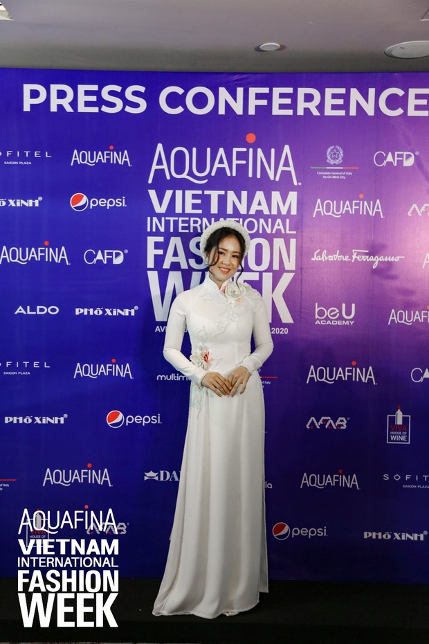 Họp báo Aquafina Tuần lễ thời trang Quốc tế Việt Nam: Phương Mai khoe vòng 1 thách thức, hé lộ mẫu thiết kế trong BST mở màn đến từ NTK Công Trí - Ảnh 3. Họp báo Aquafina Tuần lễ thời trang Quốc tế Việt Nam: Phương Mai khoe vòng 1 thách thức, hé lộ mẫu thiết kế trong BST mở màn đến từ NTK Công Trí - Ảnh 3.