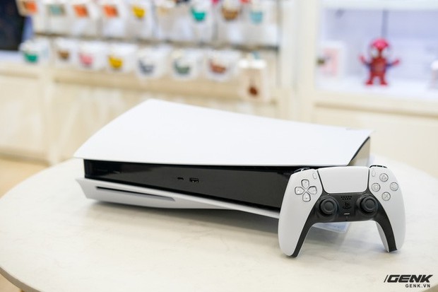 Cận cảnh PlayStation 5 đầu tiên vừa về Việt Nam, giá 34,5 triệu đồng - Ảnh 3. Cận cảnh PlayStation 5 đầu tiên vừa về Việt Nam, giá 34,5 triệu đồng - Ảnh 3.
